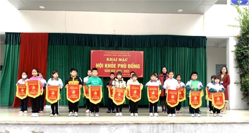 Liên đội tiểu học kiêu Kỵ tổ chức Chào cờ đầu tuần và tuyên dương các lớp dẫn đầu thi đua trong tuần qua, tuyên dương học sinh tích cực tham gia ủng hộ của hội chữ thập đỏ phát động